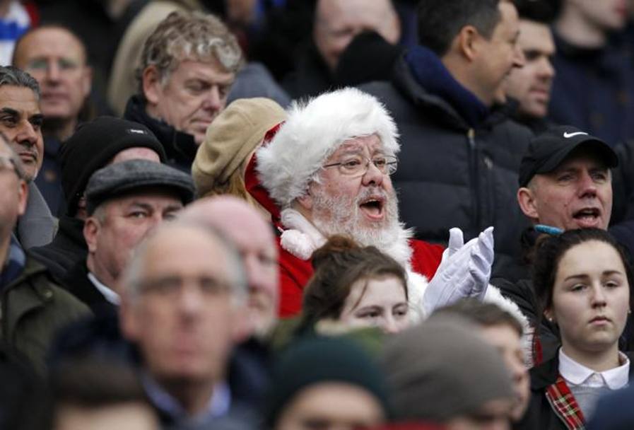 E dopo una giornata di duro lavoro, Babbo Natale si concede anche l&#39;anticipo a Stamford Bridge. AFP